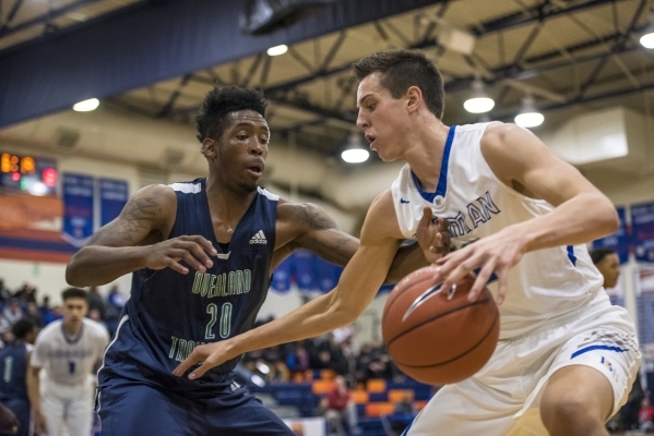 Bishop Gorman center Zach Collins (12) is defended by Overland, Colo., player De‘ron D ...