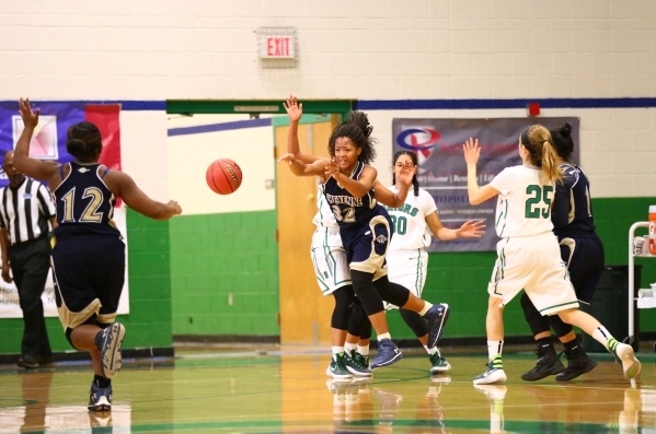 Cheyenne‘s Da‘Vione Lomax (32) passes the ball to Morrisha Harden (12) as Green ...