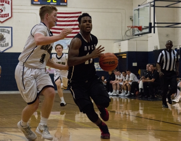 Mountain View‘s Tevin Gray (11) works the ball around Lake Mead‘s Mitch Dolinar ...