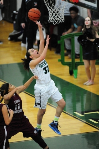 Palo Verde guard Kaliah Burton (32) makes a layup in front of Cimarron-Memorial guard Ashli ...