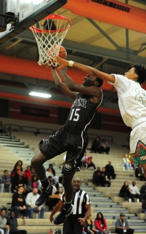 Cheyenne wing Dewayne Alexander (15) scores a field goal off a Mojave turnover while forward ...