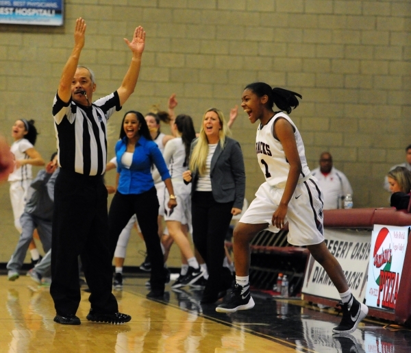 The Desert Oasis bench and guard Taryn Lampkin (1) react after Mikala Kirby, not pictured, h ...