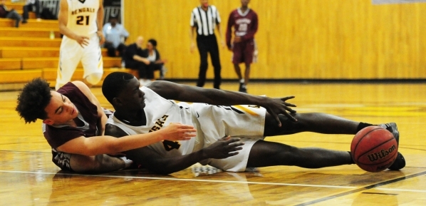 Bonanza center Garnet Walters, right, passes the ball in front of Cimarron-Memorial guard Qu ...