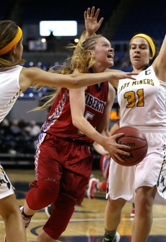 Liberty‘s London Pavlica drives past Manogue defenders Katie Turner, left, and Hanna B ...