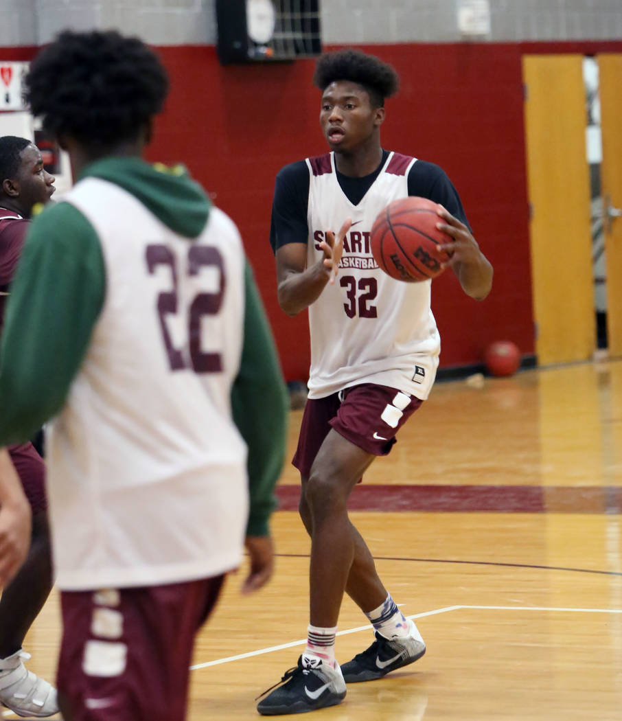 Cimarron-Memorial’s Brian Washington looks to pass the ball during teams practice at t ...