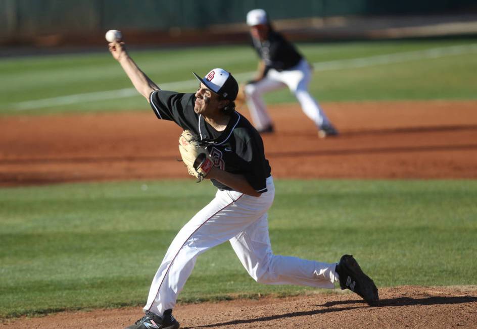 Desert Oasis pitcher Izzy Gutierrez throws against Green Valley at Desert Oasis High School ...