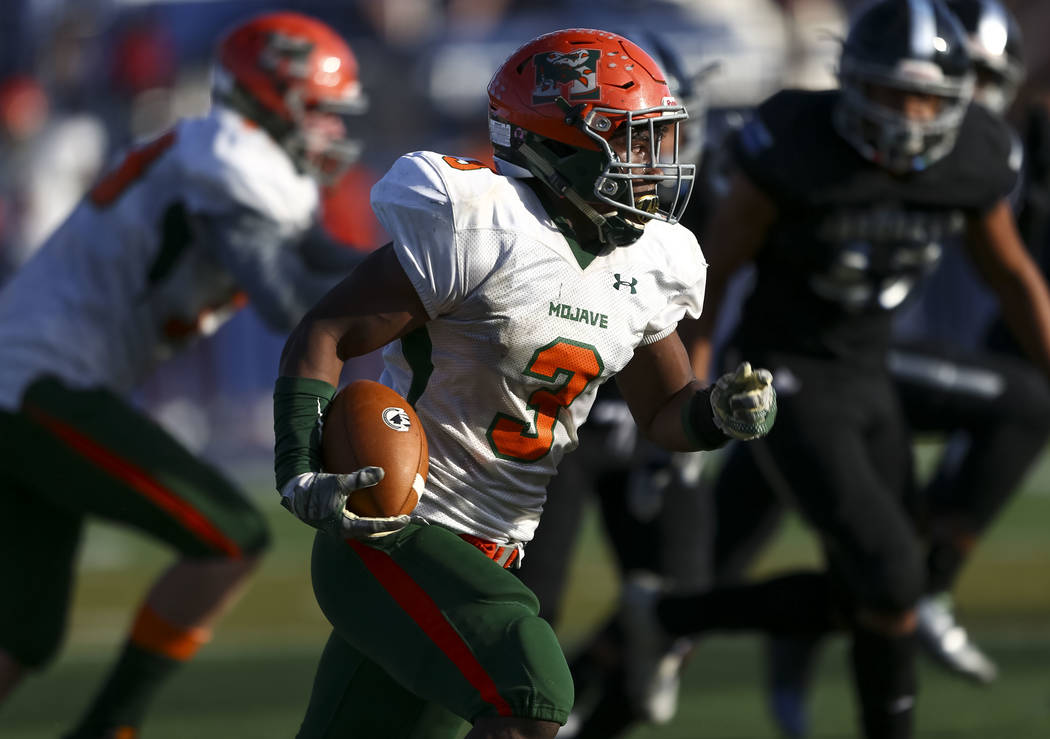 Mojave’s Tawee Walker (3) runs the ball against Desert Pines in the NIAA Class 3A stat ...