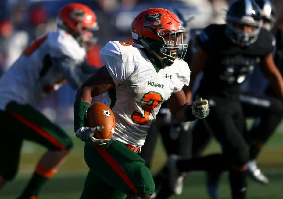 Mojave’s Tawee Walker (3) runs the ball against Desert Pines in the NIAA Class 3A stat ...