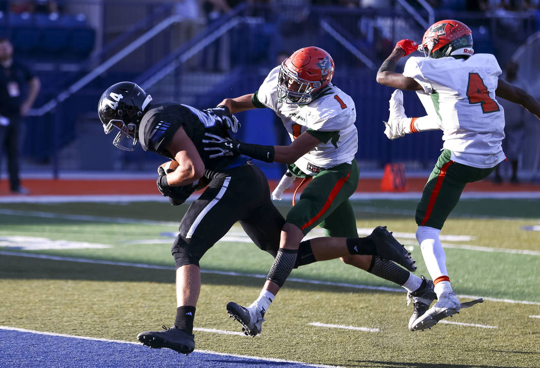 Desert Pines’ Jesse Bravin (44) break past Mojave’s Quincy Smith (4) and Desaun ...