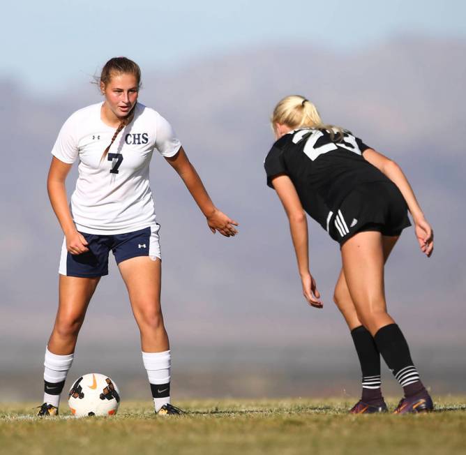 Marcella Brooks (7) de Centennial High School busca superar a Kate Fann (23) de Palo Verde H ...