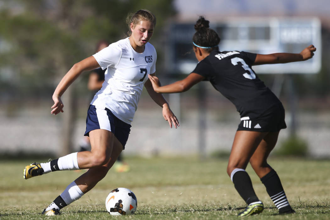 Marcella Brooks (7) de Centennial High School pasa con el balón a Adrianna Serna (3) de Pal ...