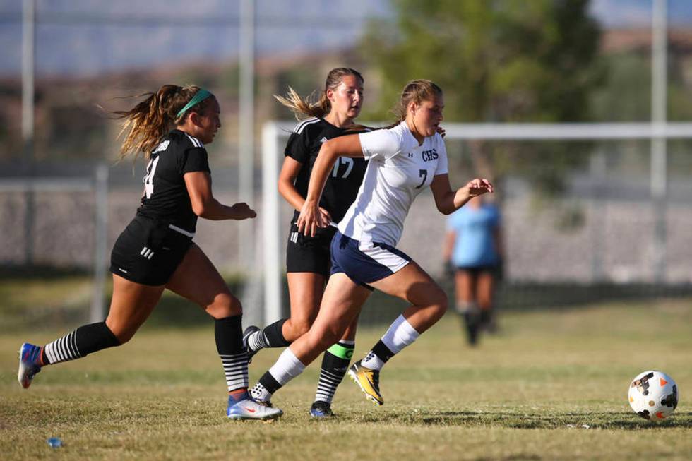 Marcella Brooks (7) de Centennial High School, pasa con el balón durante un partido de fút ...