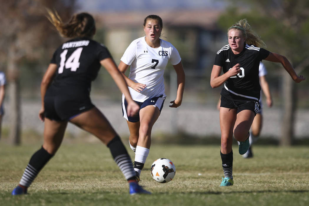 Marcella Brooks (7) de Centennial High School mantiene el balón por delante de Carlee Giamm ...