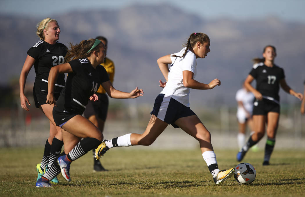 Marcella Brooks (7) de Centennial High School, a la derecha, mueve el balón a Palo Verde Hi ...