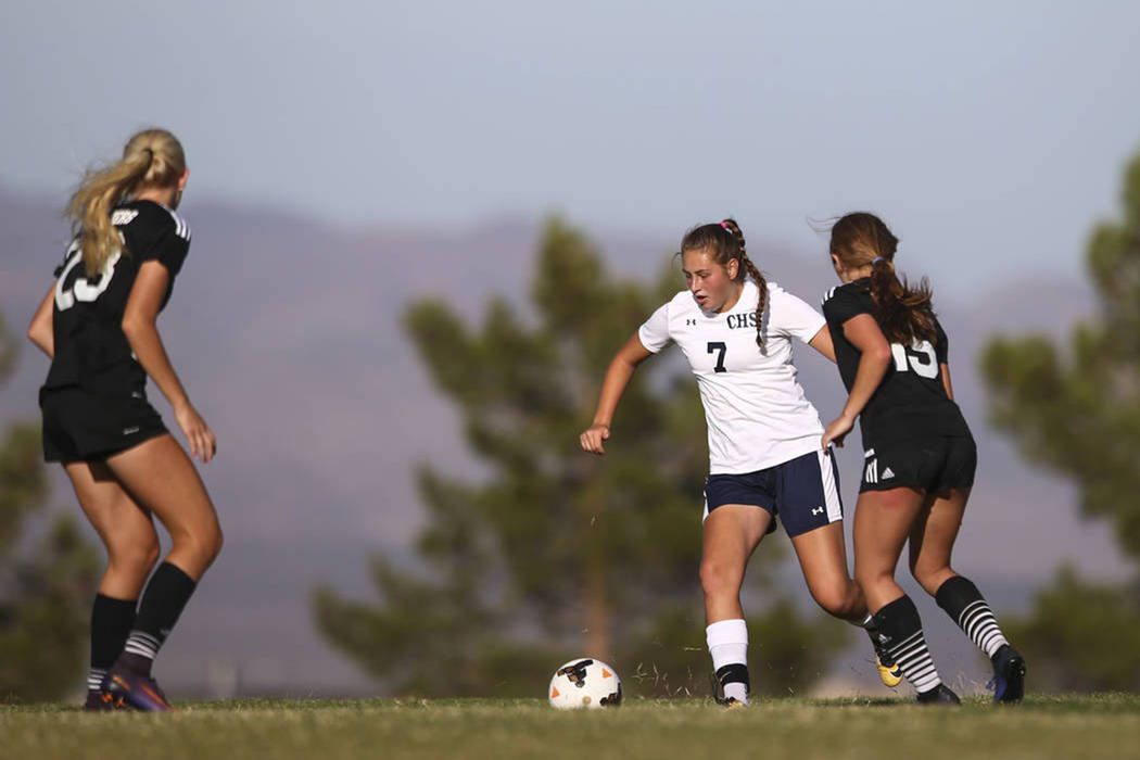 Marcella Brooks (7) de Centennial High School, busca desplazarse por los defensores de Palo ...