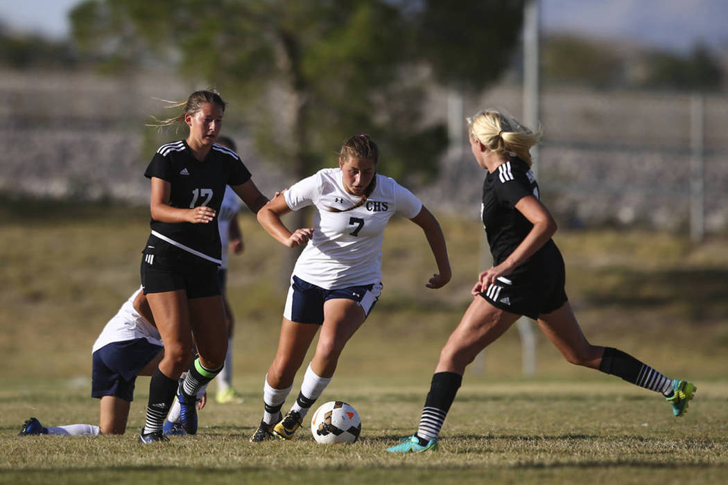 Marcella Brooks (7) de Centennial High School busca pasar a Carlee Giammona de Palo Verde Hi ...