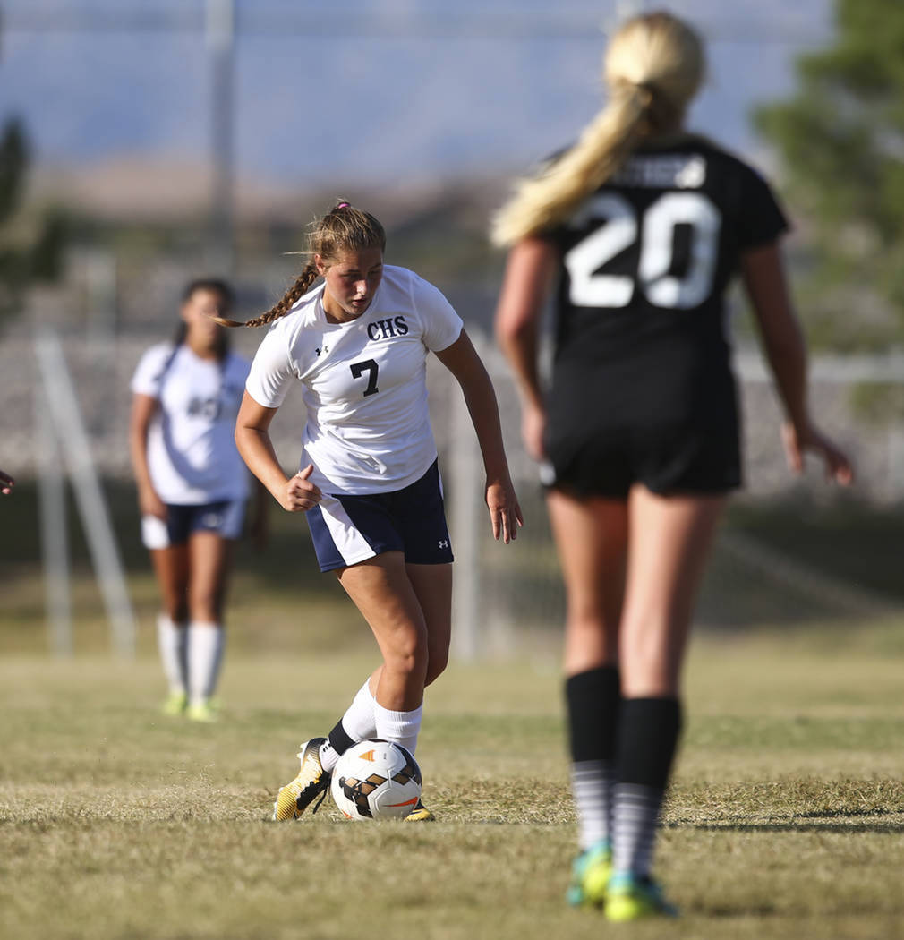 Marcella Brooks (7) de Centennial High School, mueve el balón contra Palo Verde High School ...