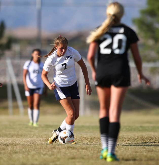 Marcella Brooks (7) de Centennial High School, mueve el balón contra Palo Verde High School ...