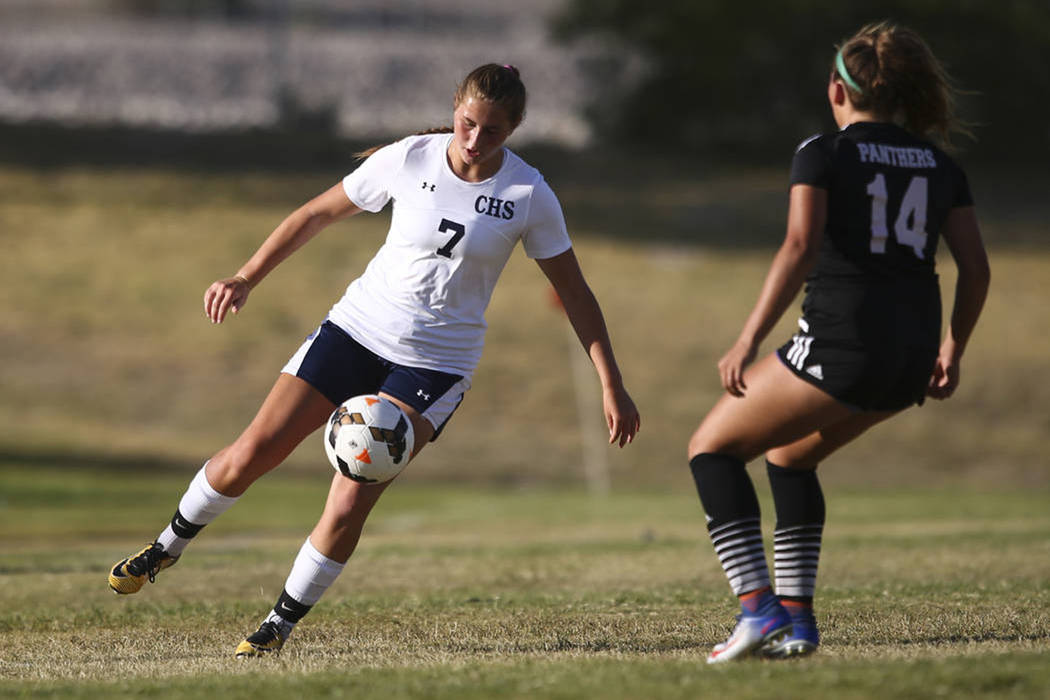 Marcella Brooks (7) de Centennial High School, pasa con el balón a Adrianna Serna (3) de Pa ...