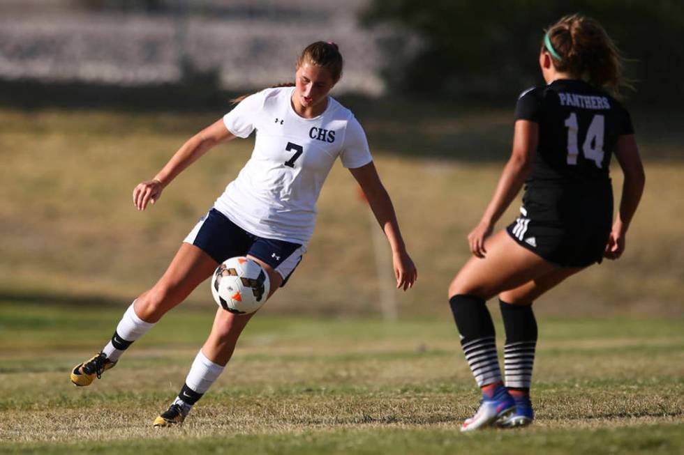 Marcella Brooks (7) de Centennial High School, pasa con el balón a Adrianna Serna (3) de Pa ...