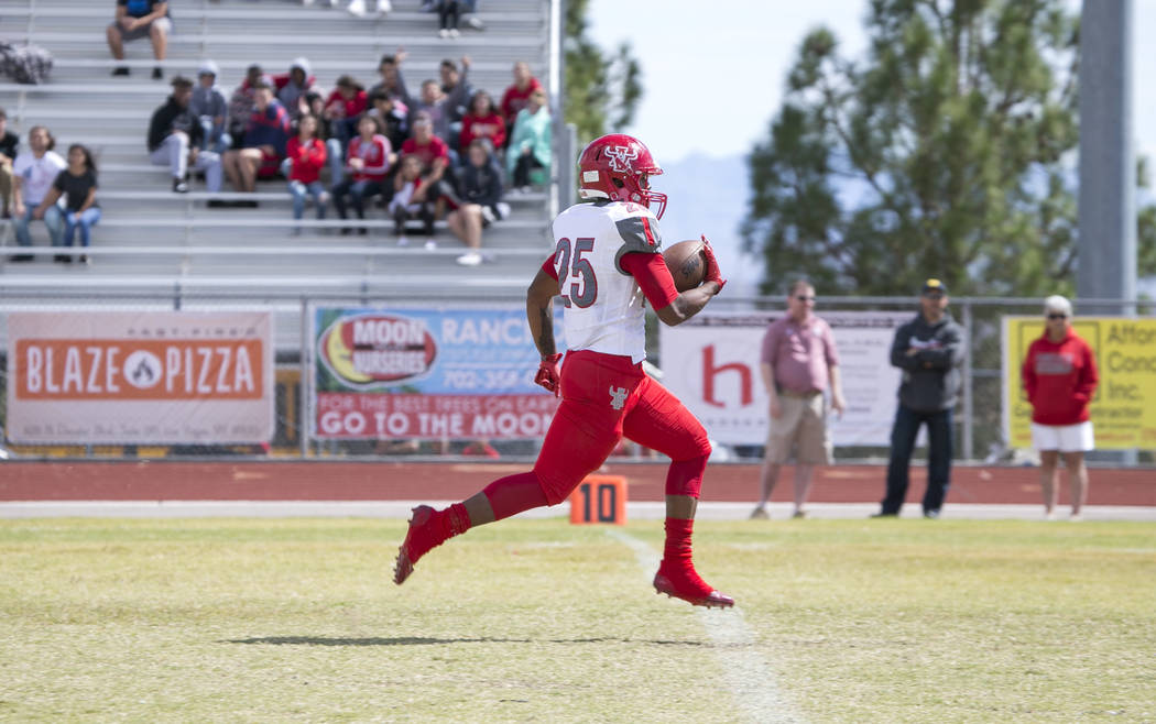 Arbor View’s Kyle Graham (25) runs the ball for a touchdown against Shadow Ridge durin ...