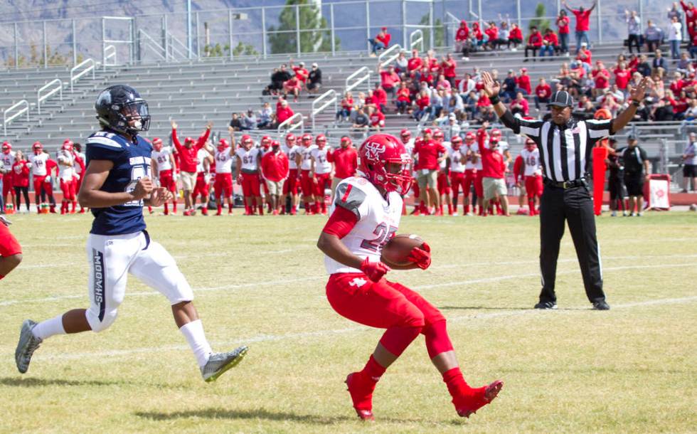 Arbor View’s Kyle Graham (25) crosses into the end zone against Shadow Ridge during a ...