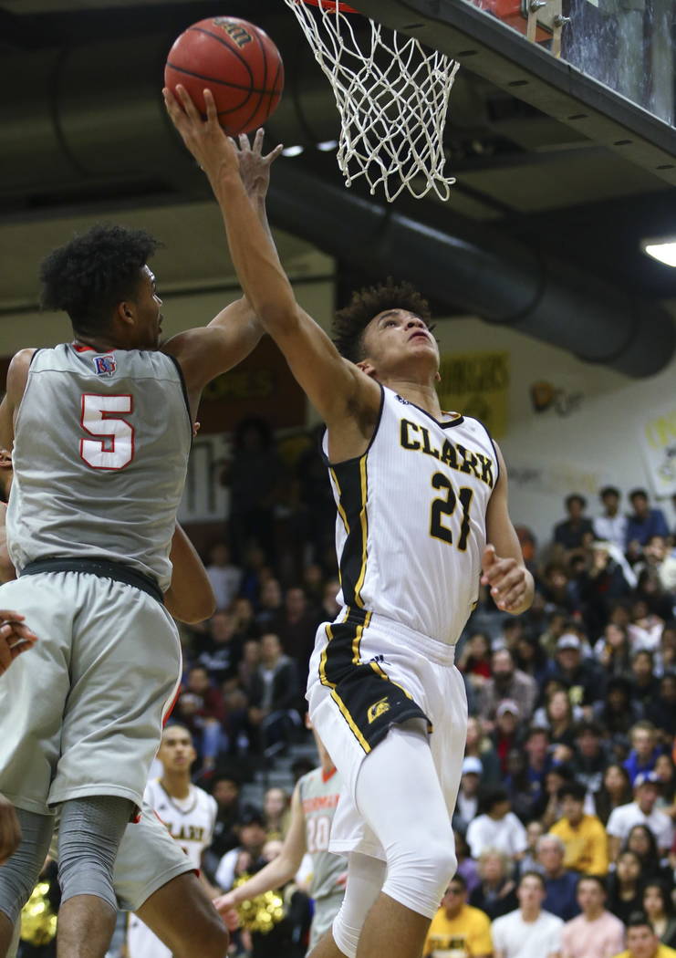 Clark’s Jalen Hill (21) goes to the basket against Bishop Gorman’s Jamal Bey (5) ...