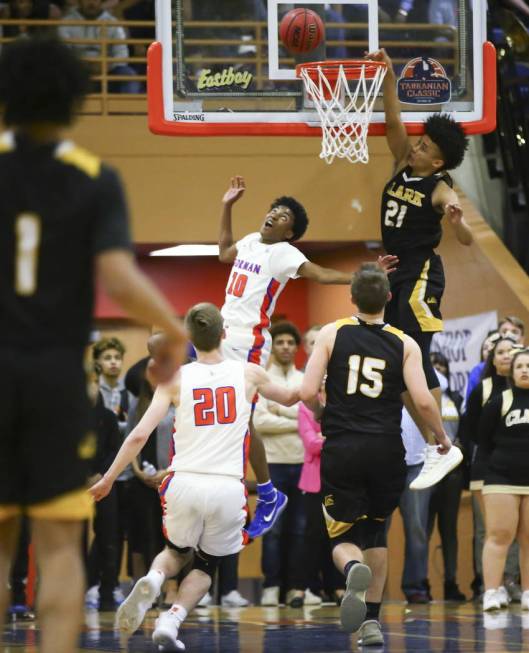 Clark’s Jalen Hill (21) blocks a shot from Bishop Gorman’s Zaon Collins (10) dur ...