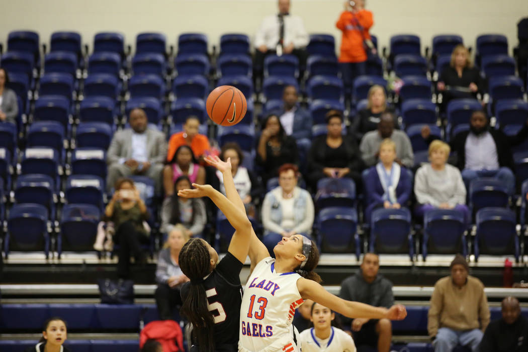 Desert Oasis junior Dajaah Lightfoot, left, and Bishop Gorman sophomore Georgia Ohiaeri, rig ...