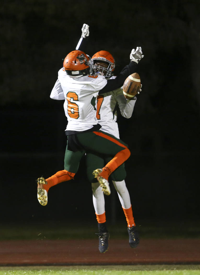 Mojave’s Isaiah Harper (7) celebrates his touchdown against Virgin Valley with Mojave& ...