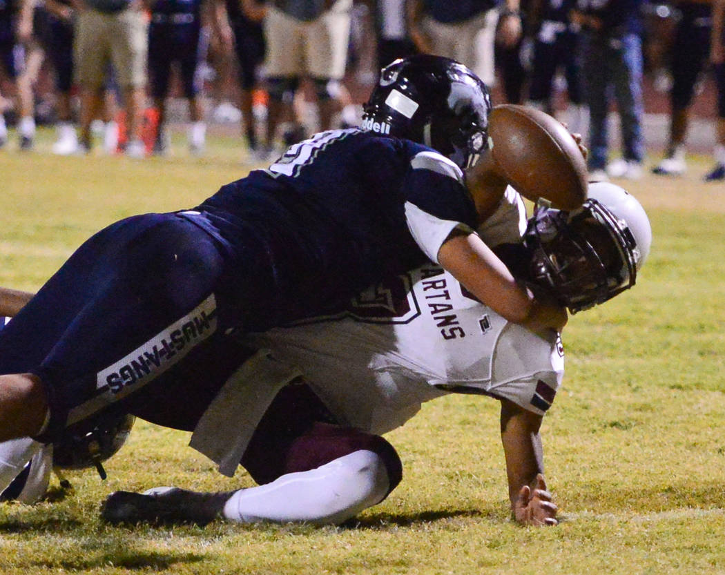 Cimarron-Memorial quarterback Branden Smith (3) reaches out to complete a two-point conversi ...