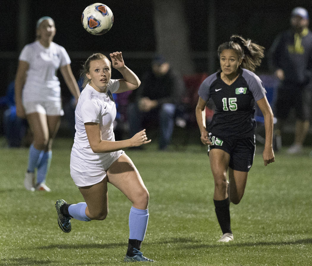 Foothill senior Aqui Williams (13) sprints for a loose ball with Green Valley junior forward ...