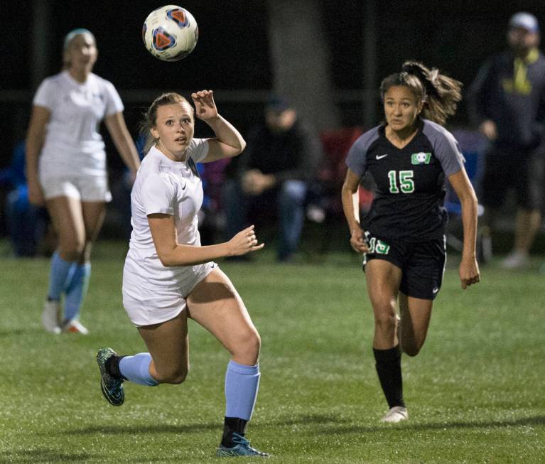 Foothill senior Aqui Williams (13) sprints for a loose ball with Green Valley junior forward ...