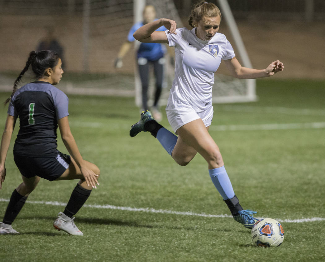 Foothill senior Aqui Williams (13) sprints for a loose ball with Green Valley junior defende ...