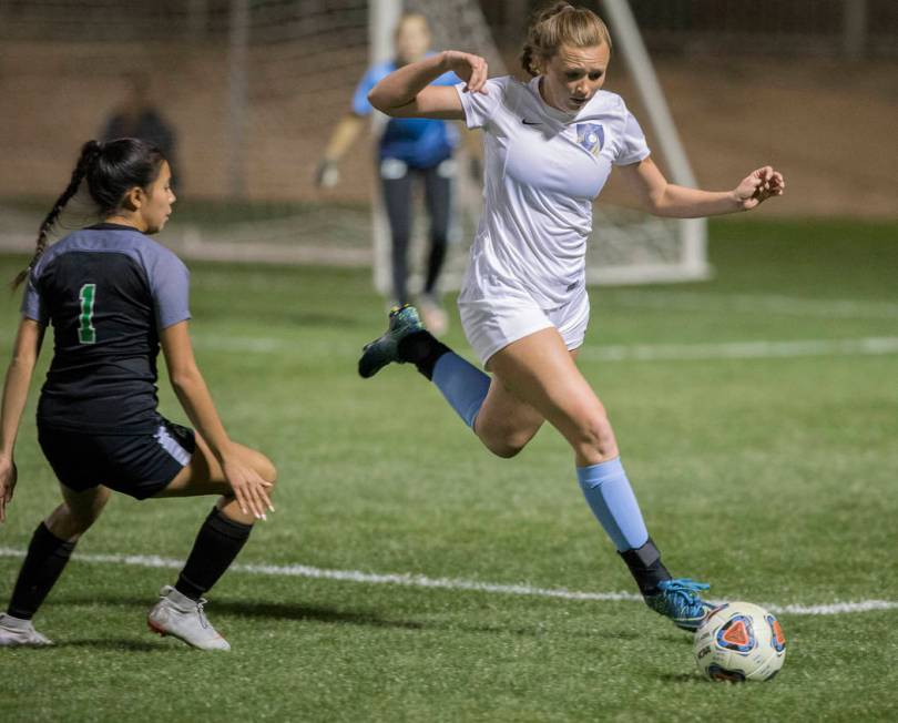 Foothill senior Aqui Williams (13) sprints for a loose ball with Green Valley junior defende ...