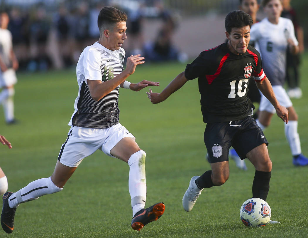 Las Vegas’ Fernando Gomez (10) moves the ball against Palo Verde’s Antonio Gomez ...