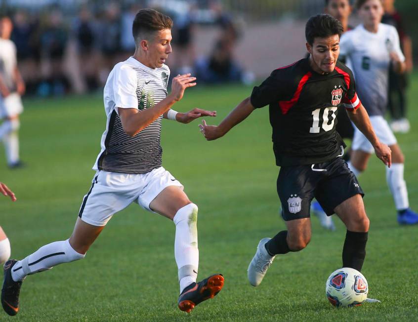 Las Vegas’ Fernando Gomez (10) moves the ball against Palo Verde’s Antonio Gomez ...