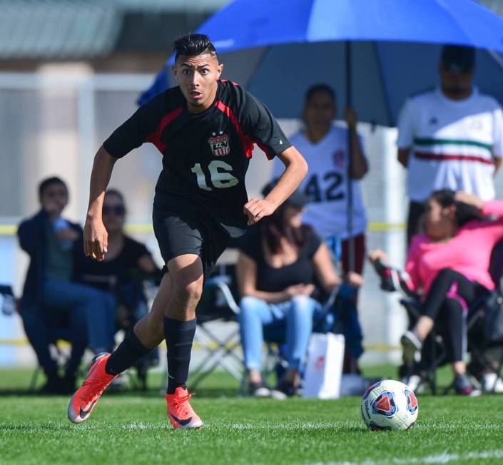 Las Vegas High School’s Nathan Zamora (16) looks for an open man to pass to in the sec ...