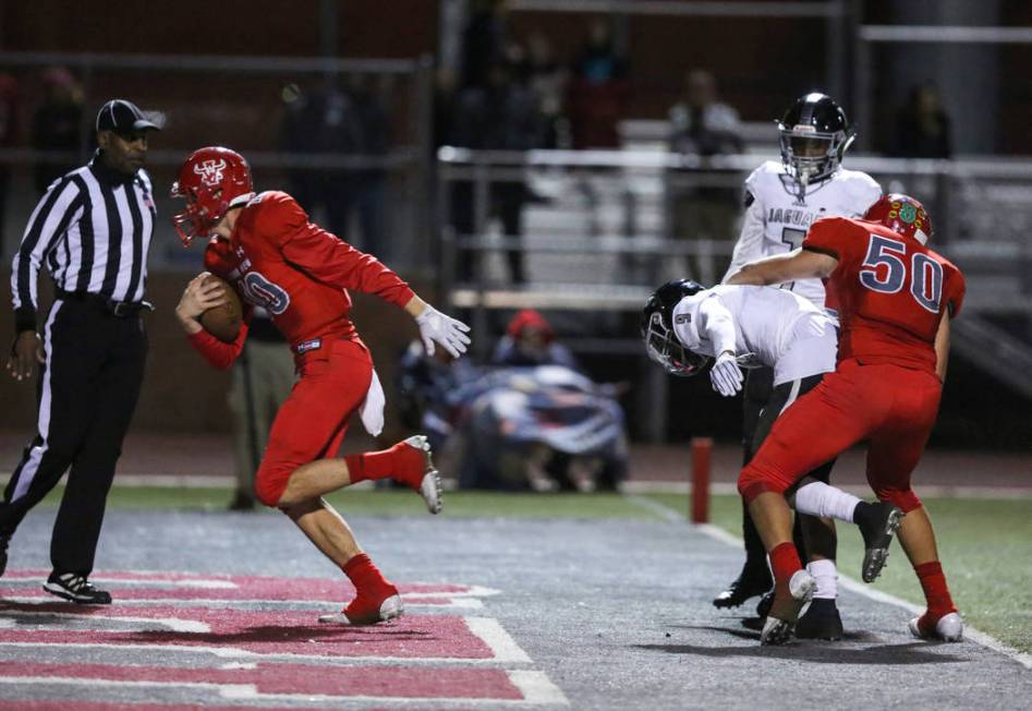 Arbor View’s Logan Bollinger (10) scores the winning touchdown over Desert Pines durin ...