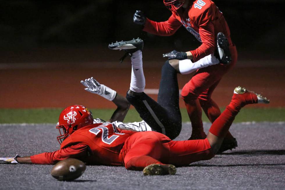 Arbor View’s Niles Scafati-Boyce (27) blocks Desert Pines’ Ezekiel Washington (2 ...