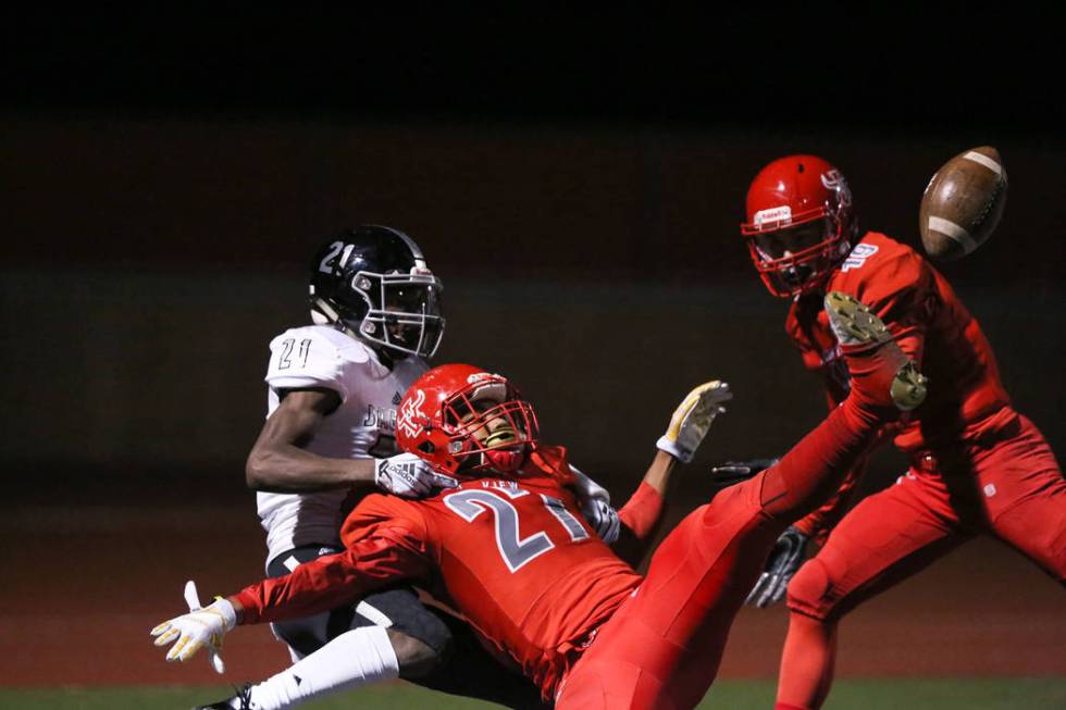 Desert Pines’ Ezekiel Washington (21) holds back Arbor View’s Niles Scafati-Boyc ...