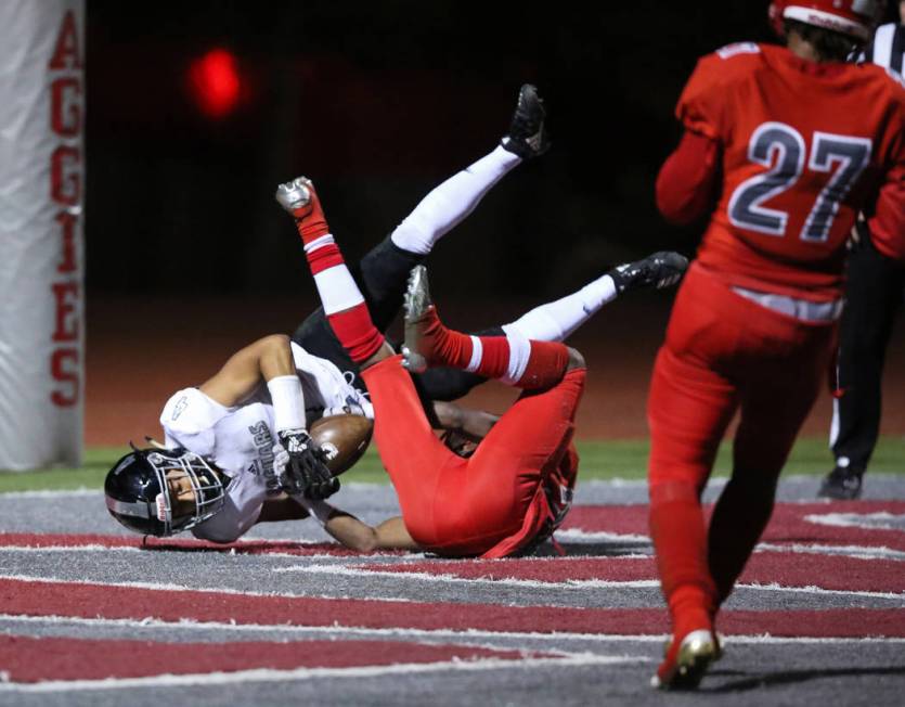 Arbor View’s Rickie Davis (20) blocks Desert Pines’ Branden Thomas (4) from catc ...