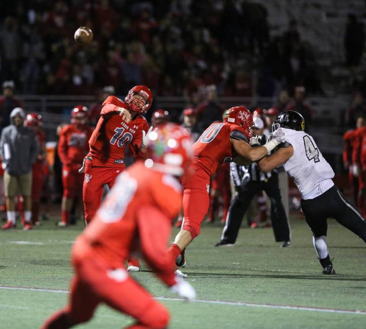 Arbor View’s Logan Bollinger (10) passes the ball to Arbor View’s Darius Harriso ...