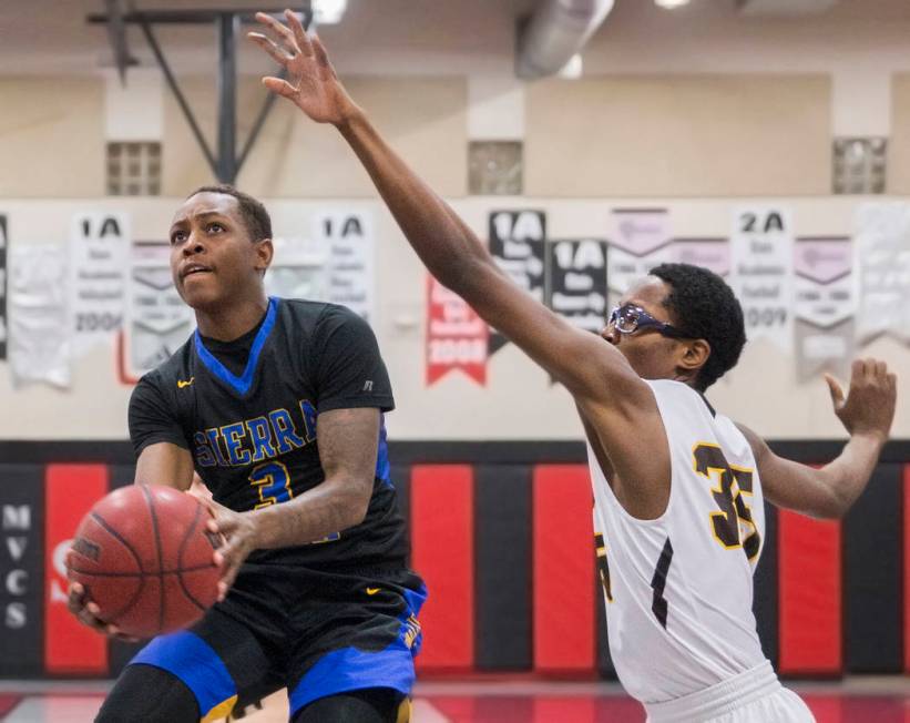 Sierra Vista senior Calvin Richards (3) drives past Bonanza senior Ian White (35) in the fir ...