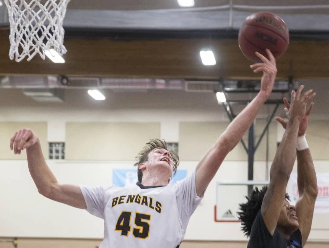 Bonanza senior Kadin Warner (45) fights for a rebound with Sierra Vista senior Antonio McCoy ...