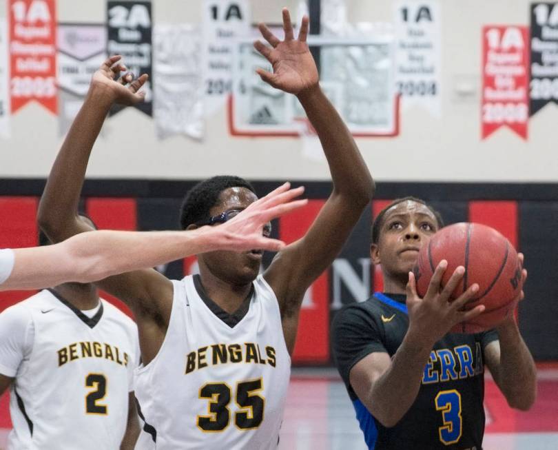 Sierra Vista senior Calvin Richards (3) drives past Bonanza senior Ian White (35) and senior ...