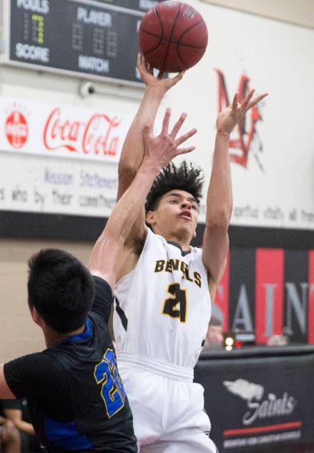 Bonanza senior Trent Savage (21) shoots over Sierra Vista sophomore Lowell Chan (22) in the ...