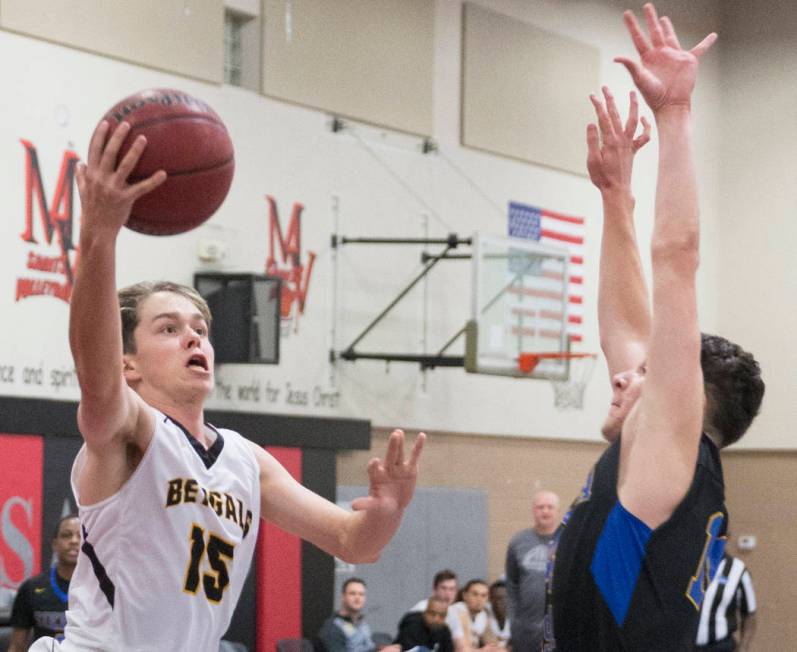 Bonanza junior Baylee Osborne (15) drives past Sierra Vista junior Valton Mesic (14) in the ...