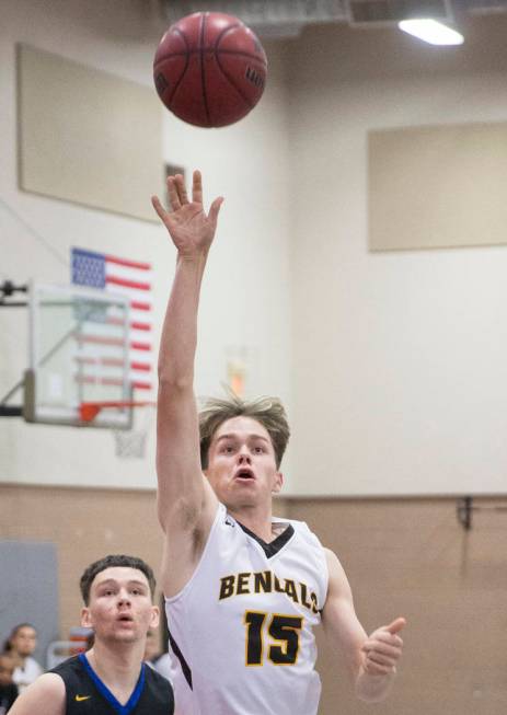 Bonanza junior Baylee Osborne (15) drives past Sierra Vista junior Valton Mesic (14) in the ...