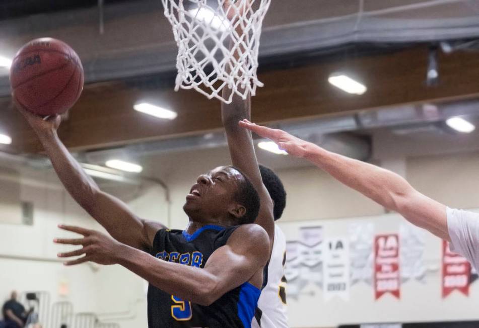 Sierra Vista senior Calvin Richards (3) drives baseline in the first quarter during the Moun ...